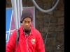 Ronaldinho luciendo los caracteristicos auriculares blancos de su iPod.