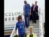 Puyol, el central del Barcelona, bajando de un avión con su iPod nano azul colgado del cuello.